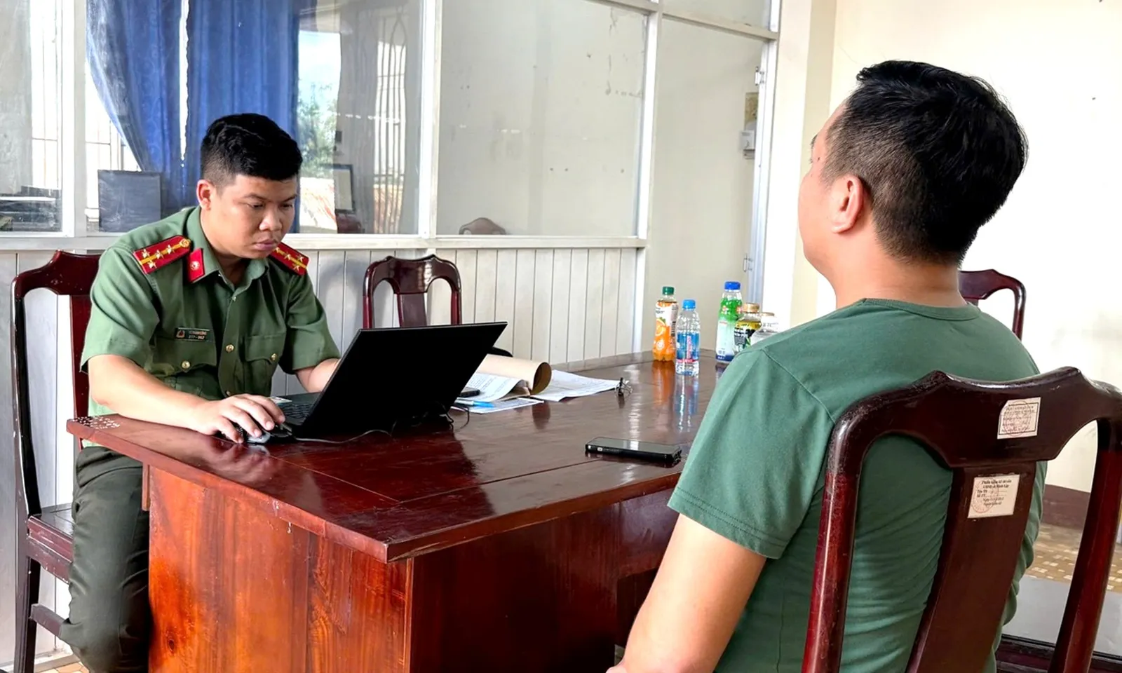 Bị công an mời làm việc vì dùng ảnh liên quan tới công an để làm ảnh đại diện Facebook