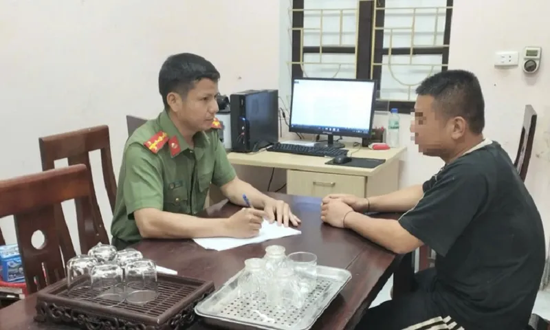 Công an làm việc với chủ tài khoản phát tán thông tin sai sự thật - Ảnh CACC