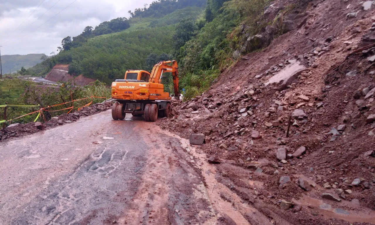 Quảng Trị: Khẩn trương khắc phục sạt lở đất đá trên Quốc lộ 15D lên cửa khẩu La Lay