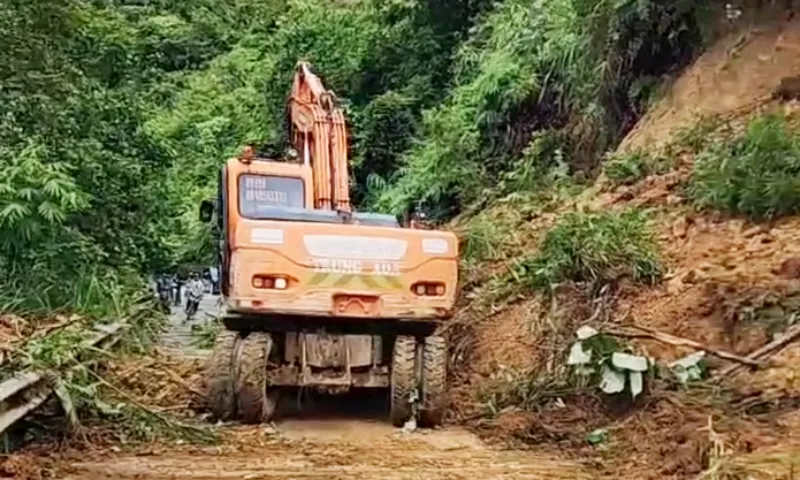 Mưa lớn gây sạt lở quốc lộ 7