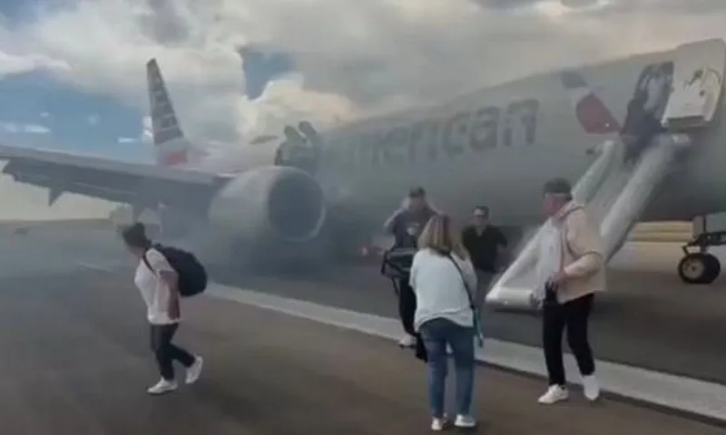 Máy bay Boeing chở 179 người hạ cánh khẩn cấp 