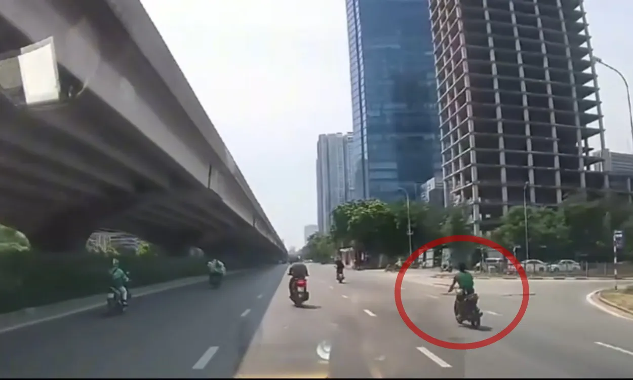 Video clip: Tài xế xe công nghệ tạt ngã xe máy, bài học về văn hóa chuyển làn