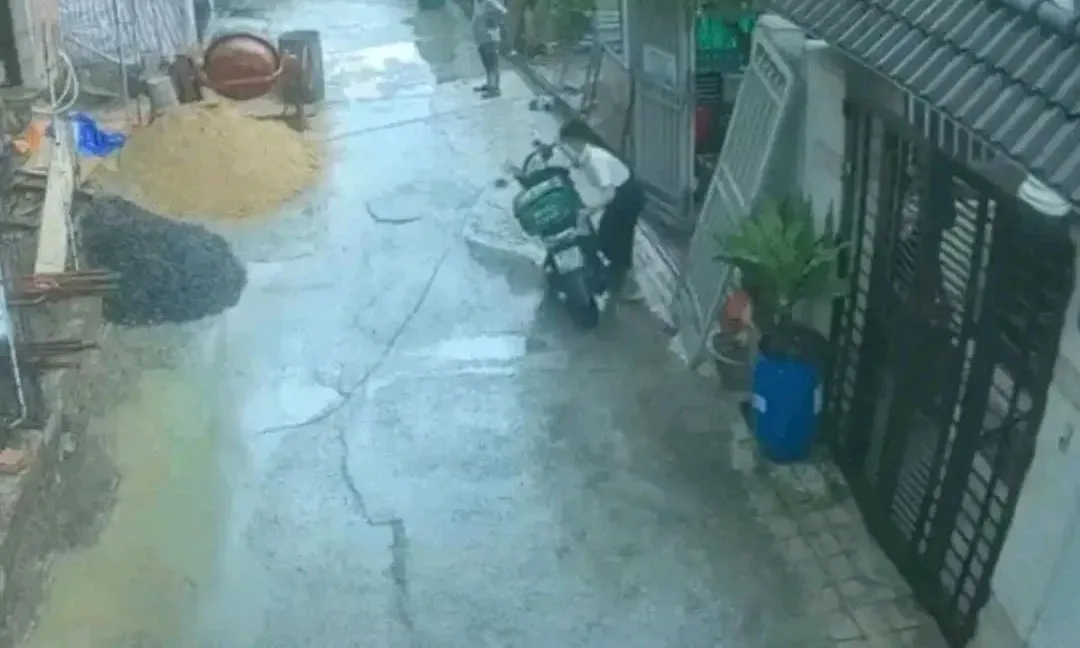 Làm rõ vụ cán bộ phường xô ngã xe shipper tại TPHCM