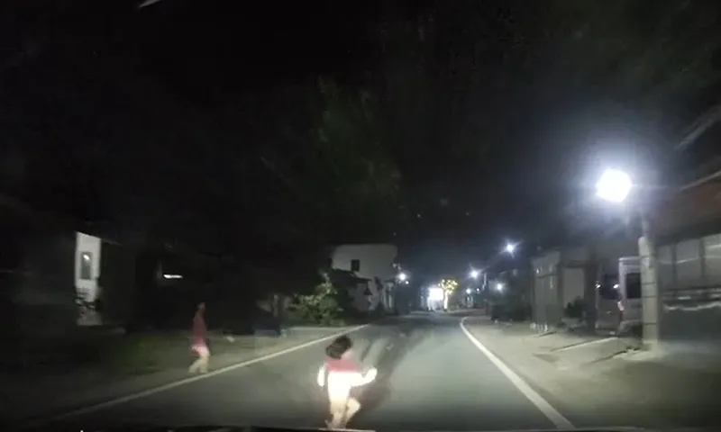 Clip: Nguy hiểm trẻ em chạy sang đường trong đêm tối