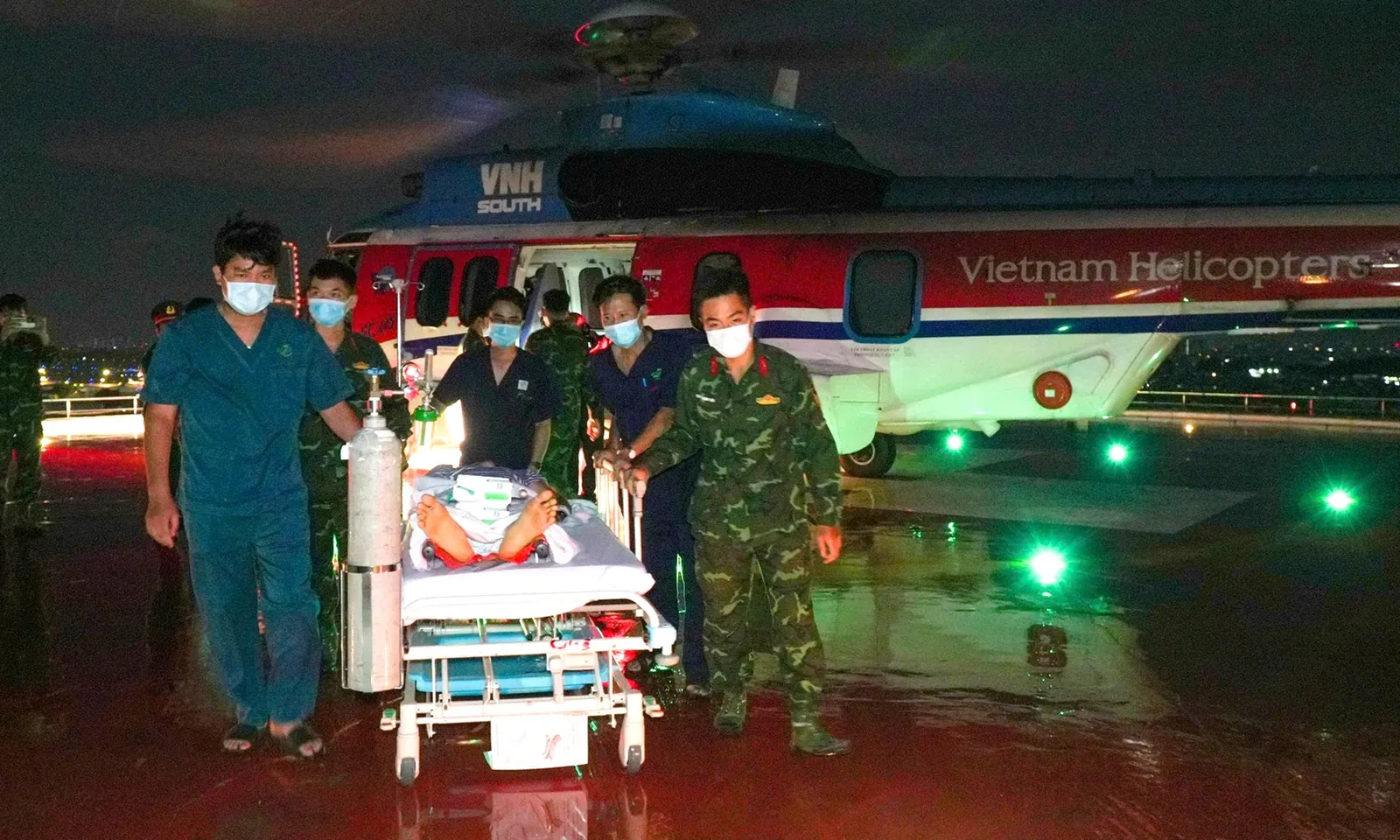 Kịp thời đưa quân nhân bị sốc nhiễm khuẩn từ Trường Sa về TPHCM điều trị