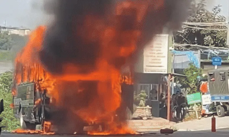 Hà Nội: Xe khách bốc cháy trước cửa bến tàu du lịch sông Hồng 