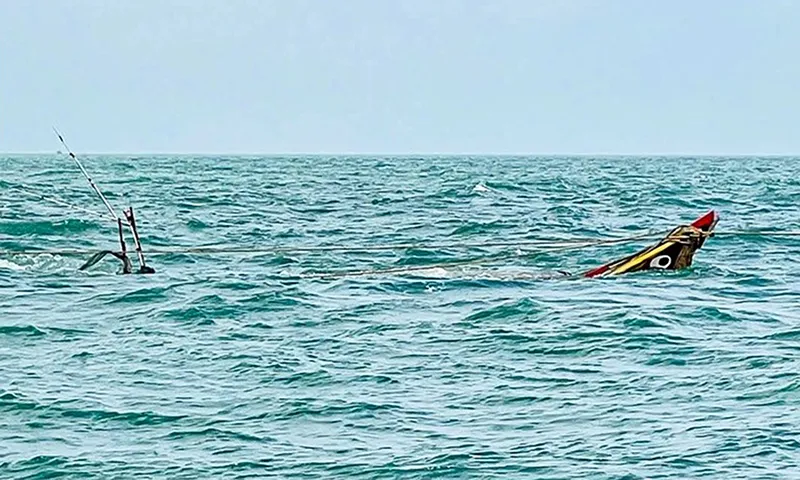 Chiếc ghe cá bị chìm  Ảnh Bộ đội Biên phòng