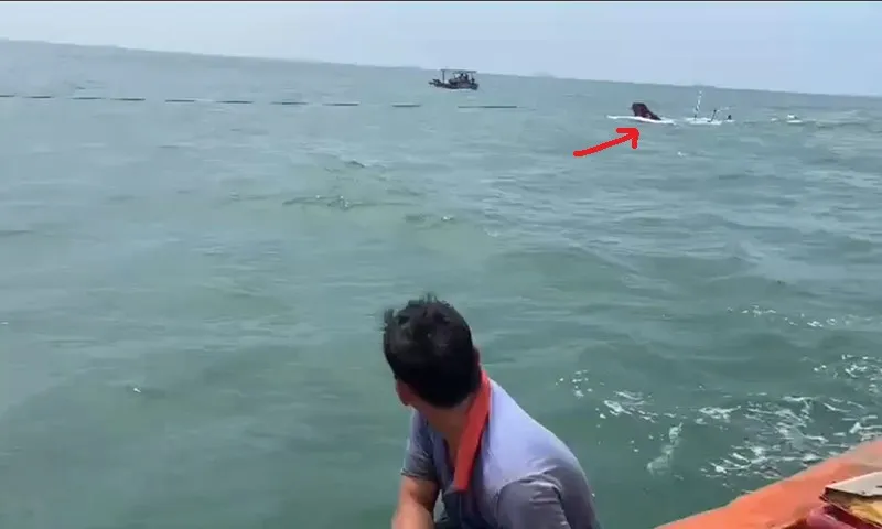 Chiếc ghe cá bị chìm đang được kéo vào bờ