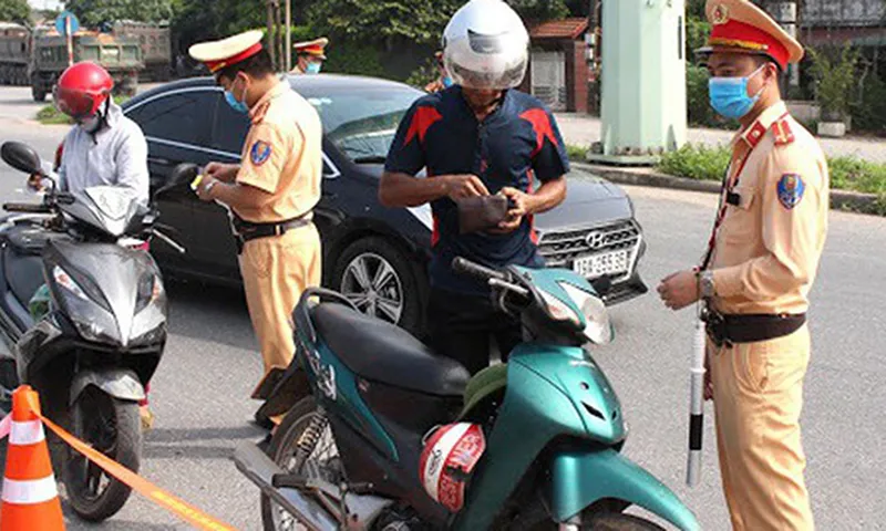 CSGT không chịu kiểm tra GPLX trên VneID hãy điện cho Cục Trưởng - Trưởng phòng CSGT