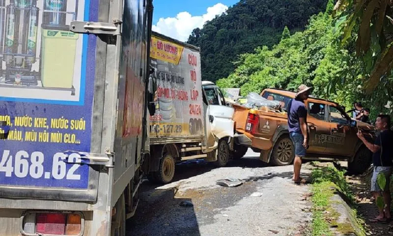 Đoàn xe cứu trợ gặp tai nạn liên hoàn trên Quốc lộ 16 tại xã Huồi Tụ, Nghệ An