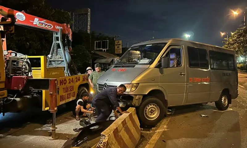 Hiện trường vụ tai nạn làm 2 người đi xe máy phải đi cấp cứu