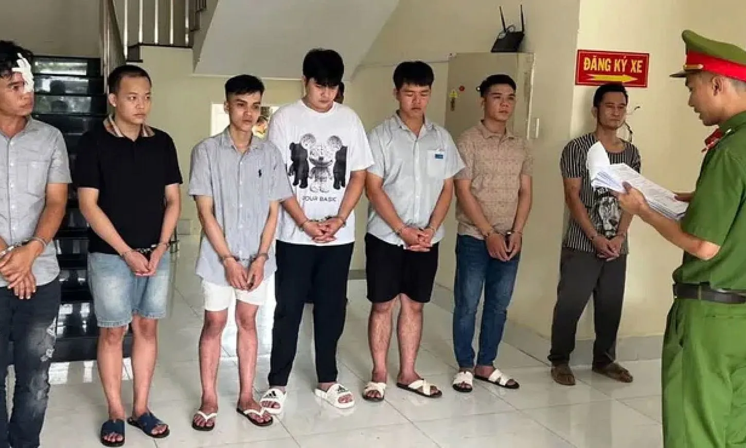 TPHCM: Bắt nhóm thanh niên hỗn chiến trong đêm, thu giữ nhiều hung khí 