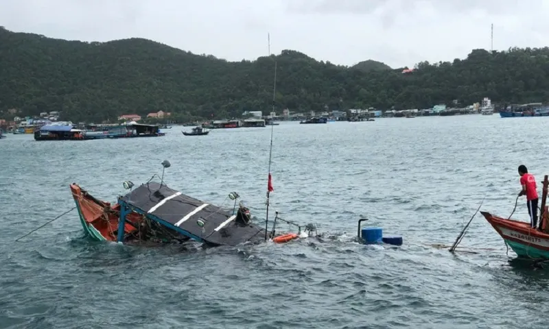 Cứu hộ thành công 9 ngư dân và 2 tàu chìm do mưa dông trên biển Nam Du 