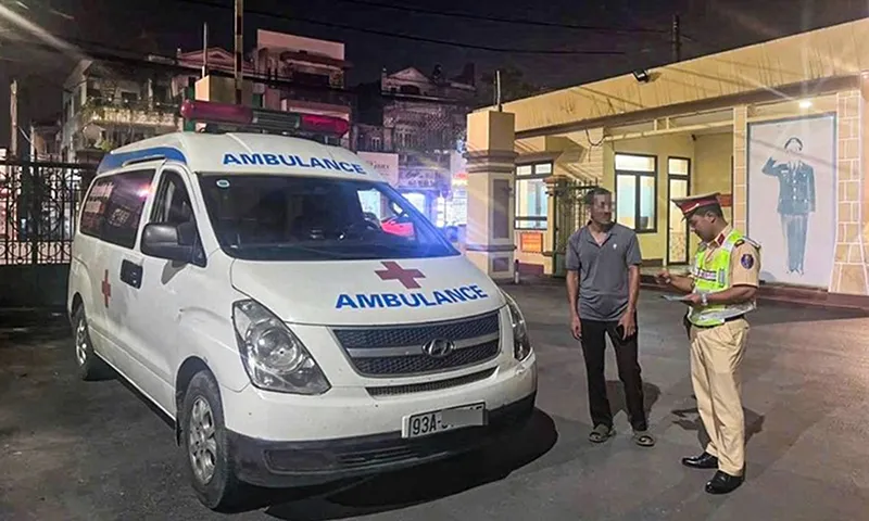 Lái xe cứu thương không bằng lái, phạm 3 lỗi