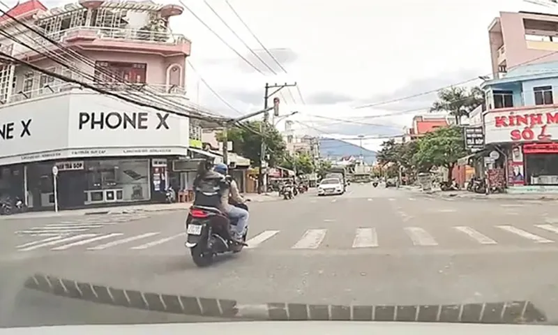 Đi xe máy SH vượt đèn đỏ bị xử phạt vì camera hành trình quay lại