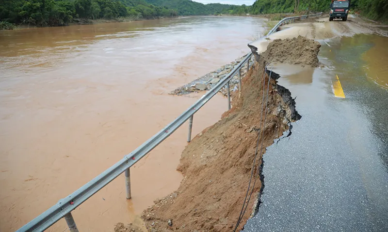 Cả nước có gần 200 điểm bị ách tắc do sạt lở sau bão số 3
