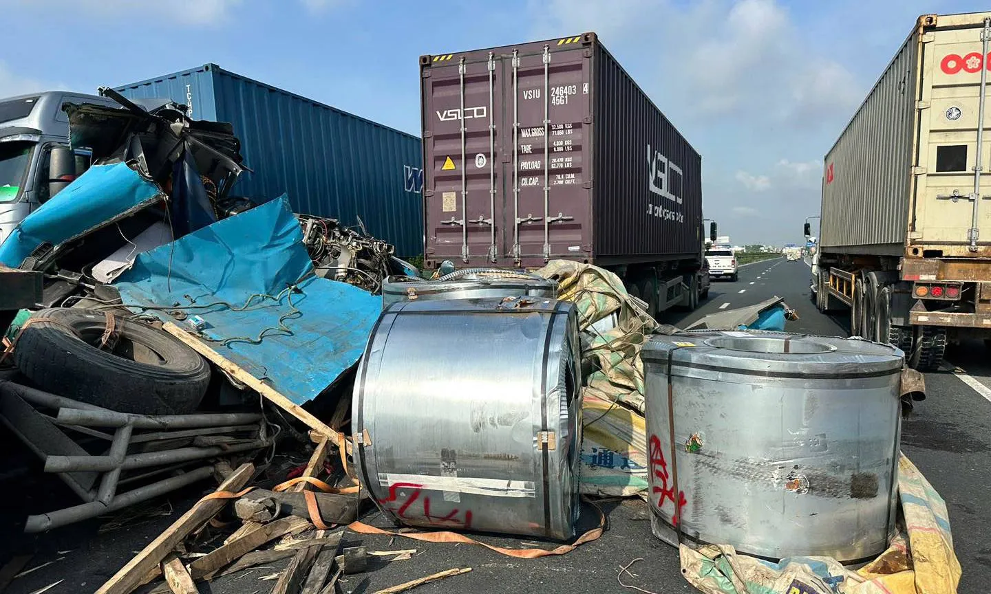 Tai nạn xe đầu kéo chở thép, Quốc lộ 5 tê liệt nhiều giờ