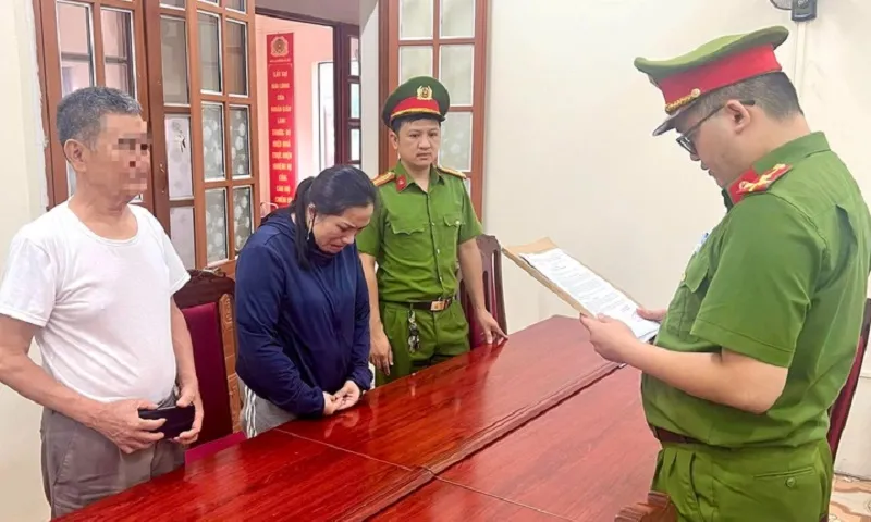 Cơ quan điều tra thực hiện lệnh tố tụng với bị can Ngọc - Ảnh CACC