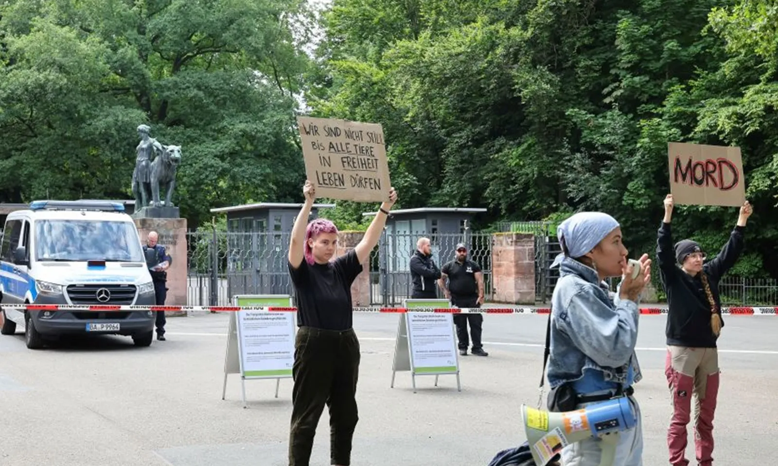 Sở thú Đức gây tranh cãi vì “an tử” 12 con khỉ đầu chó do chuồng quá chật
