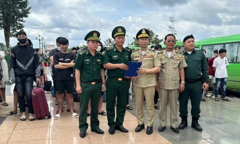 Tiếp nhận 85 công dân Việt Nam từ Campuchia liên quan lừa đảo trực tuyến