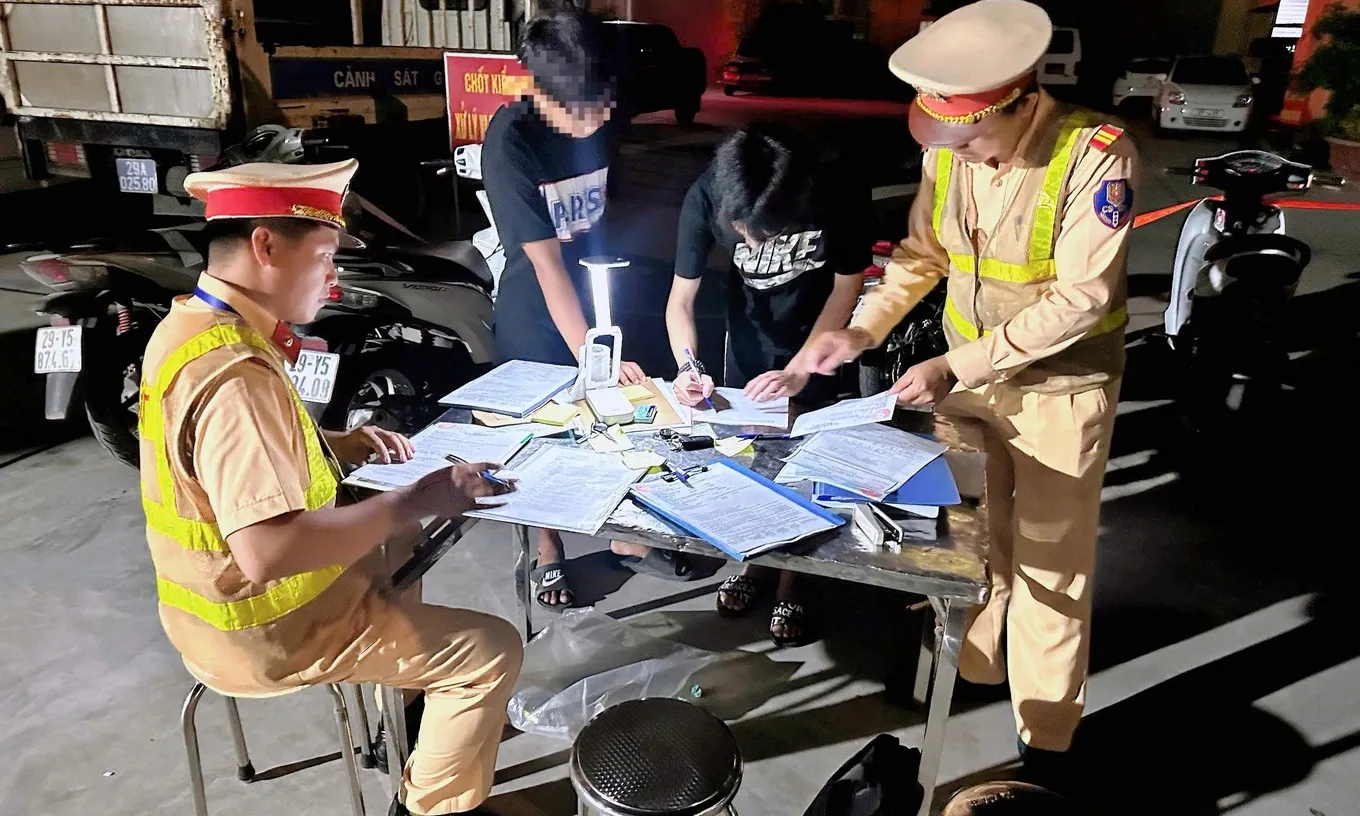 Hà Nội xử lý nghiêm vi phạm giao thông trong đêm đi bão mừng đội tuyển Việt Nam