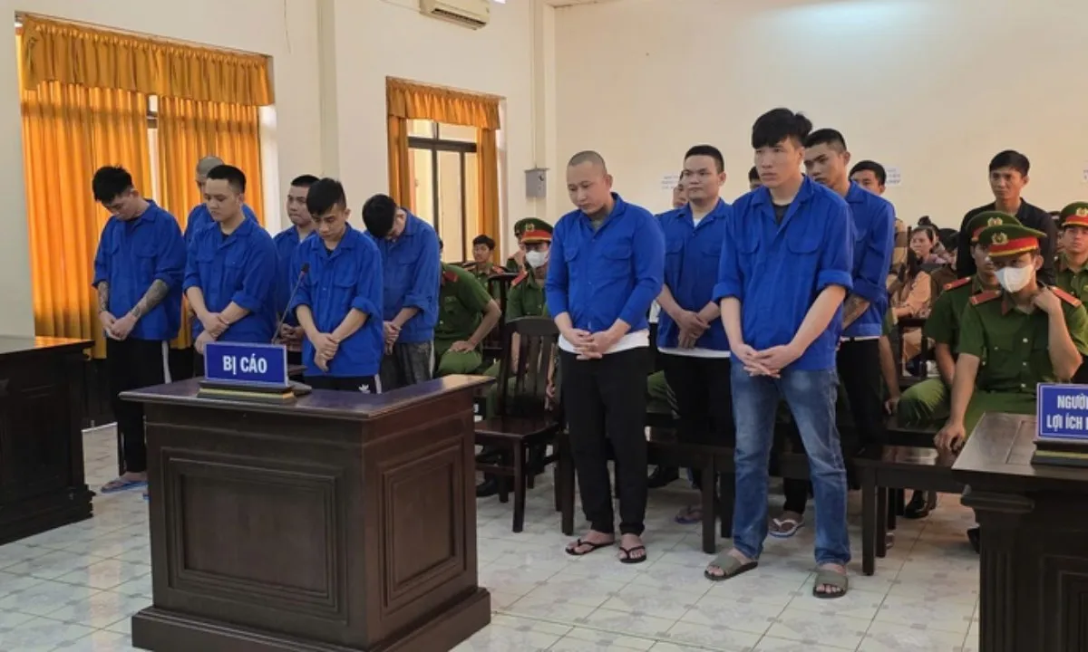 An Giang: Bắn nhau náo loạn trên quốc lộ, 14 bị cáo lãnh án