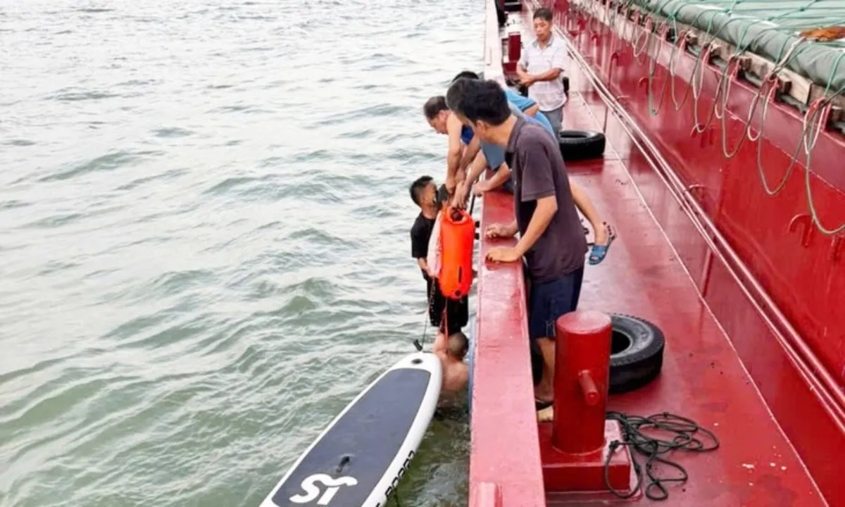 Hai cha con trôi dạt giữa biển 13 giờ được tàu hàng cứu sống