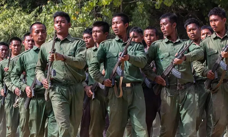 Các thành viên của Lực lượng Phòng vệ nhân dân Mandalay (MDY-PDF) huấn luyện tại bang Shan, phía bắc Myanmar - Ảnh AFP