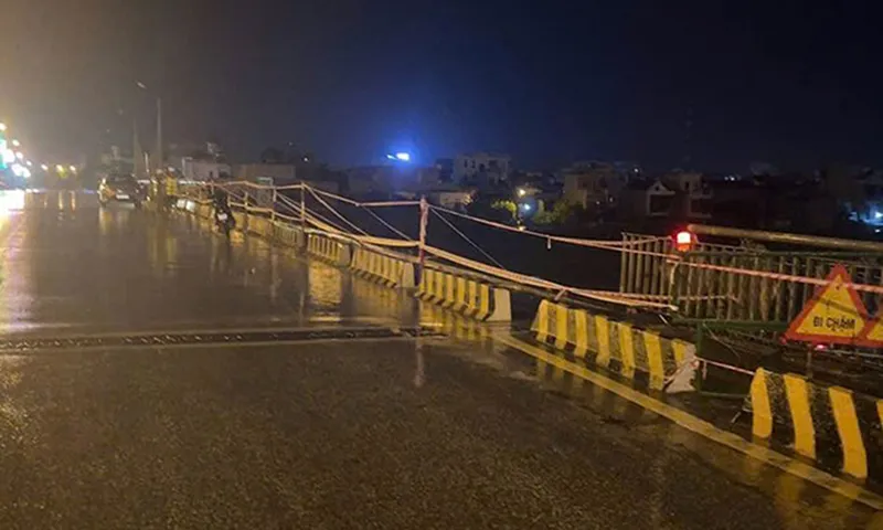 Cột điện đèn chiếu sáng và một đoạn lan can cầu Thái Bình bị giông gió quật đổ trong đêm