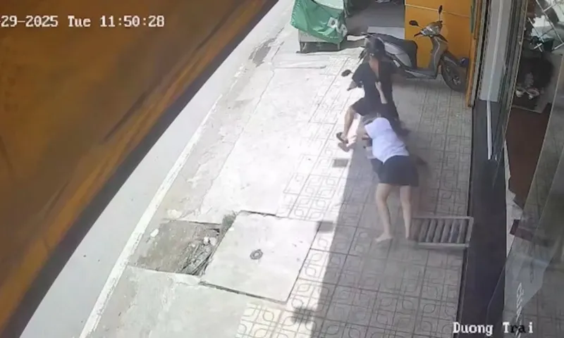 TPHCM: Bắt nghi phạm cướp tiệm vàng, kéo lê nữ nhân viên