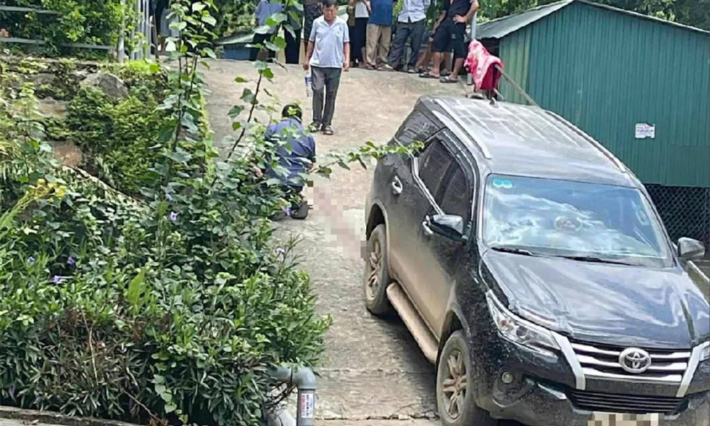 Bé trai 3 tuổi tử vong do bị ôtô đụng trong khuôn viên Trung tâm Y tế Kỳ Sơn