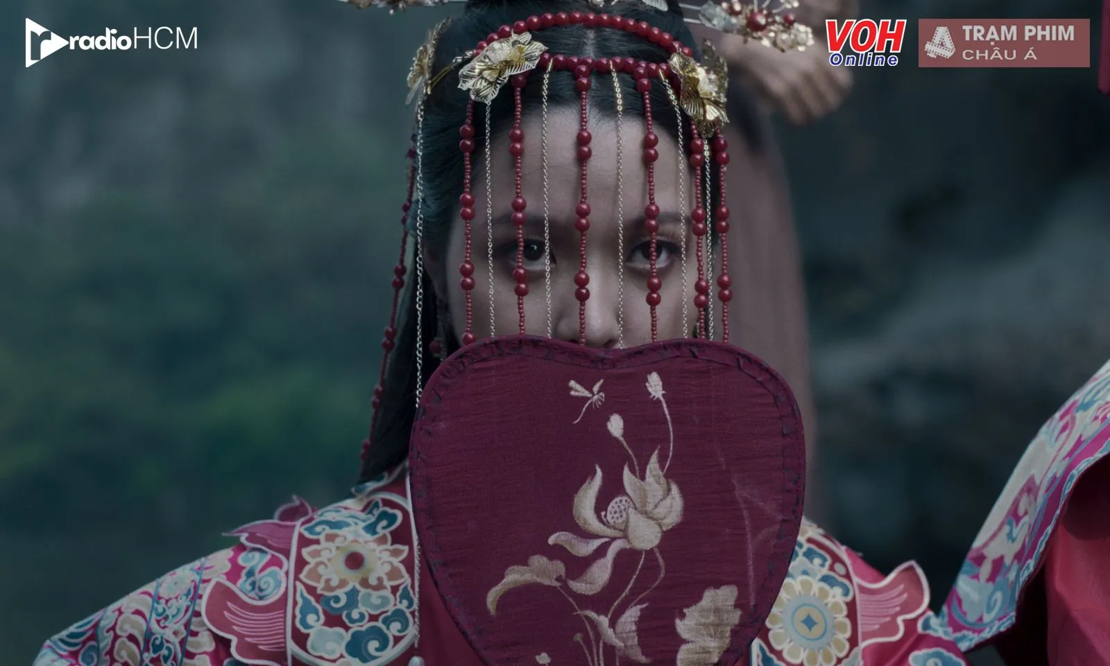 Lâm Thanh Mỹ sinh con ở tuổi 20 trong phim kinh dị cổ trang