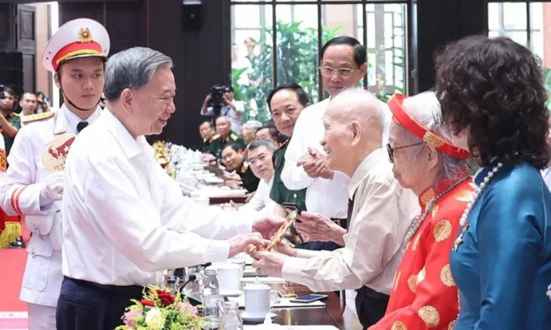 tong-bi-thu-to-lam-gap-mat-dai-bieu-co-cong-voi-voi-cach-mang-3107-2