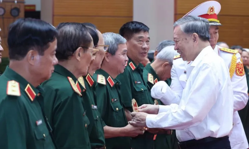 tong-bi-thu-to-lam-gap-mat-dai-bieu-co-cong-voi-voi-cach-mang-3107-5