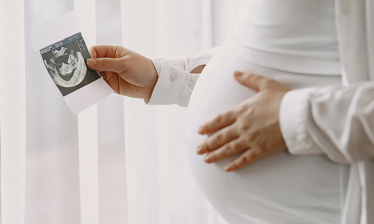 Nghị định 207/2025/NĐ-CP: Mở rộng quyền làm mẹ cho phụ nữ độc thân