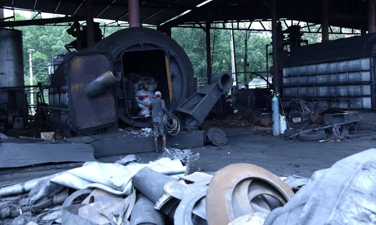 Phát hiện hộ kinh doanh nấu dầu từ các loại cao su, nhựa phế thải, rồi xả thải ra suối cạn