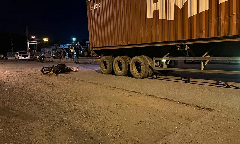 Xe máy trượt ngã, nam công nhân bị xe container cán tử vong