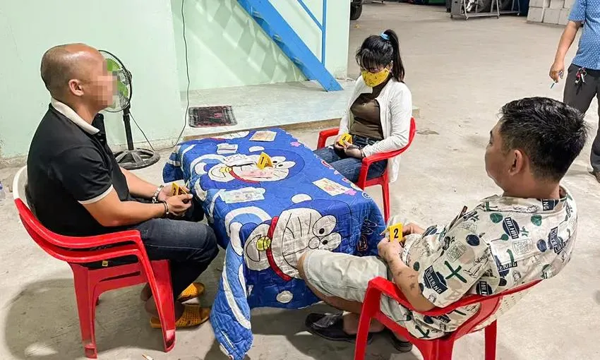 Bắt quả tang 3 người đánh bạc xuyên đêm trong vựa sầu riêng