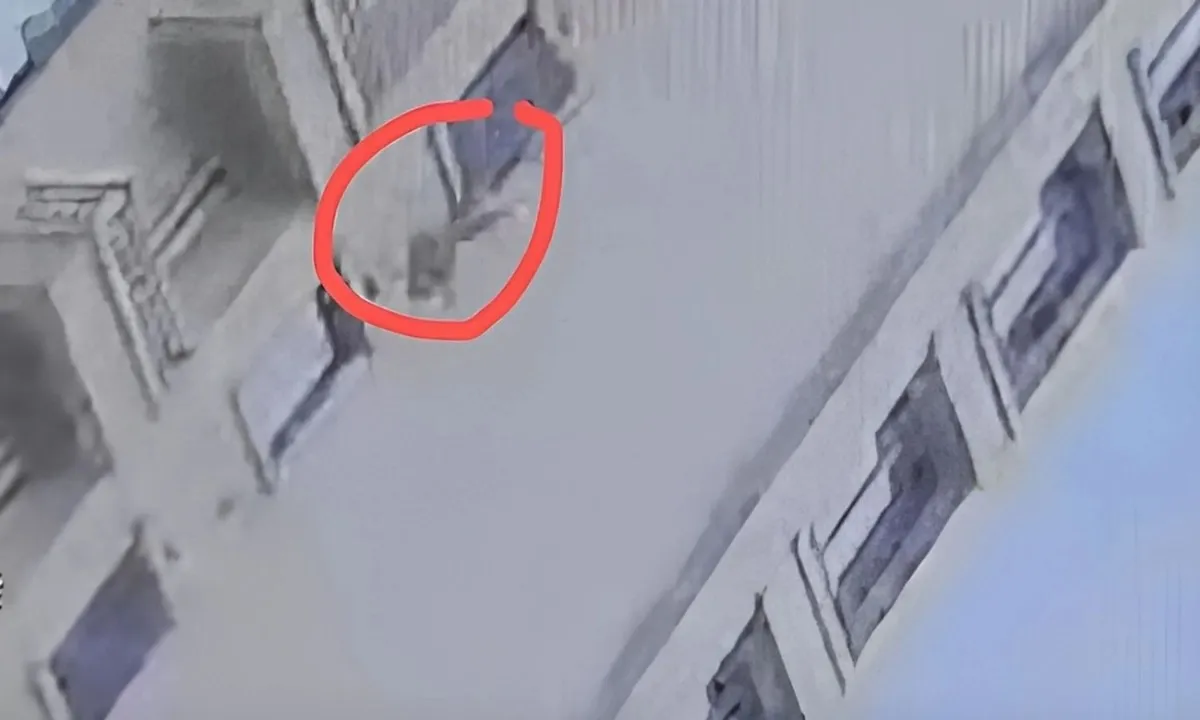 “Cây anh hùng” cứu bé trai rơi từ tầng 18