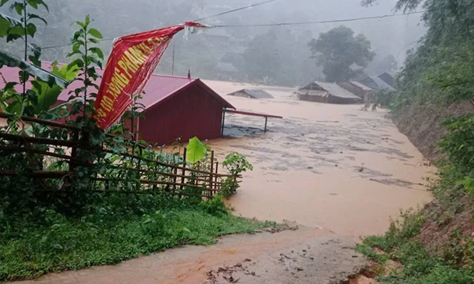 Phó Thủ tướng: Khẩn trương cứu nạn, cung cấp lương thực, thuốc men cho người dân Điện Biên