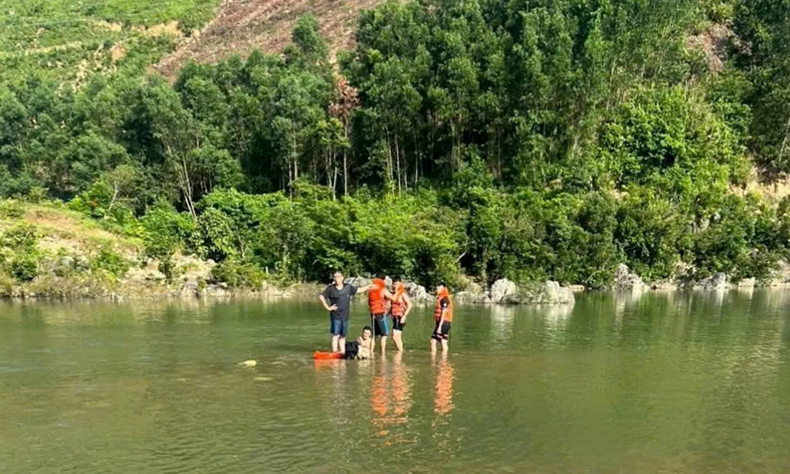 Lặn tìm thi thể 2 nam sinh bị đuối nước tại Vũng Bột