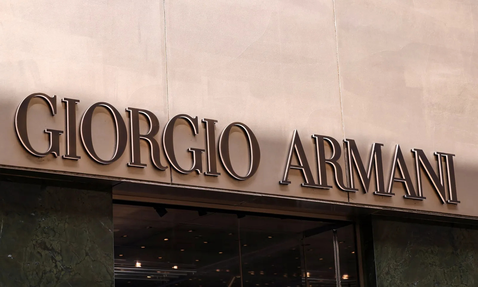 Ý phạt thương hiệu xa xỉ Giorgio Armani 3,5 triệu euro vì cạnh tranh không lành mạnh