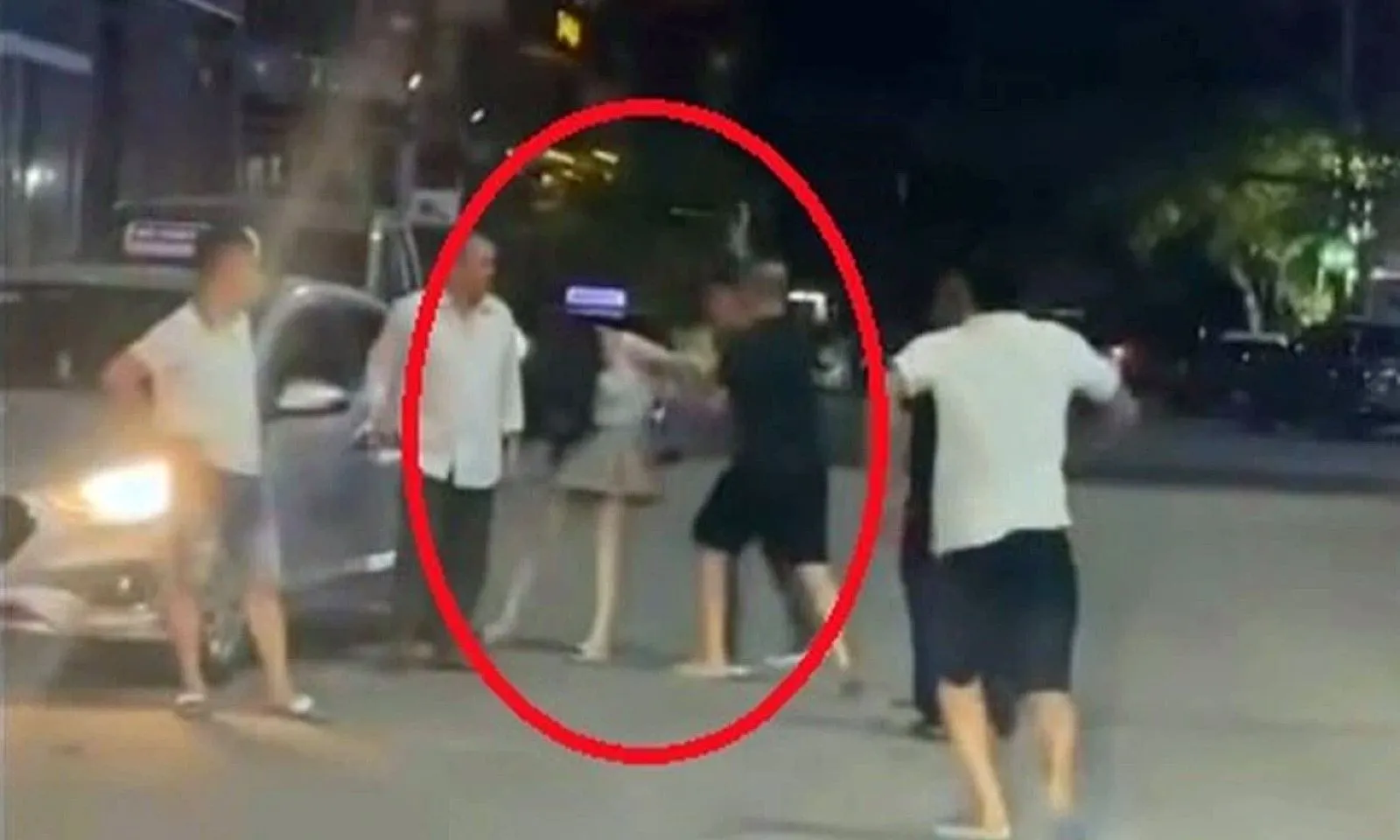 Tạm giữ 6 người liên quan vụ hành hung 3 cô gái trước quán karaoke ở Quảng Ninh