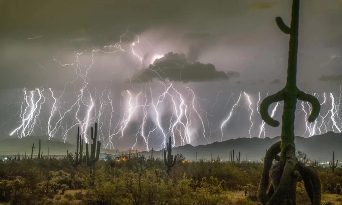 Tia “siêu sét” dài kỷ lục 829km