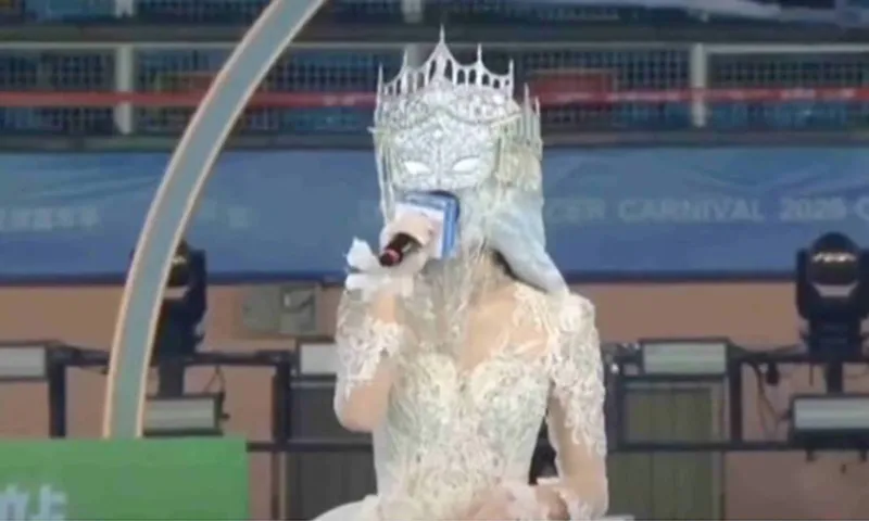 Ca sĩ bí ẩn đeo mặt nạ có 22 triệu người hâm mộ phải hoãn buổi hòa nhạc đầu tiên