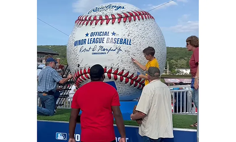 Quả bóng chày khổng lồ có 6.750 chữ ký phá kỷ lục thế giới