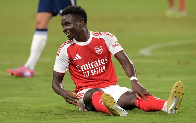 Saka gặp chấn thương sau pha tranh chấp với cầu thủ Tottenham. Ảnh: Internet