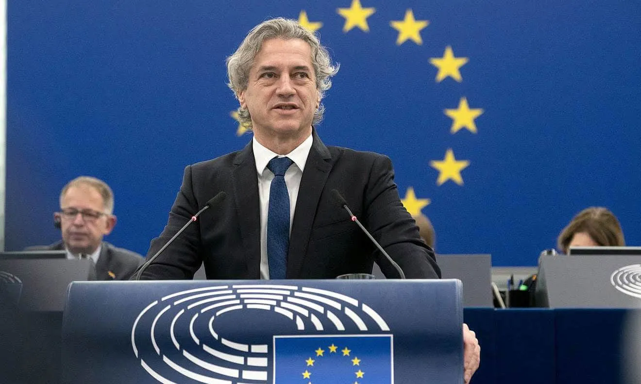 Slovenian_PM_underscores_power_of_EU_unity_and_solidarity_-_52567220218-1320x880