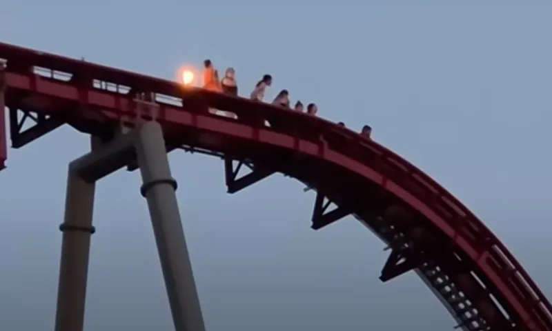 Clip: Tàu lượn siêu tốc Cedar Point mắc kẹt giữa trời, du khách hoảng sợ