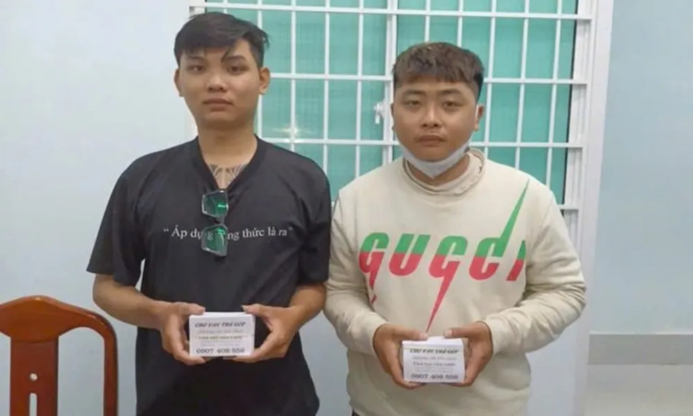 Bắt quả tang hai thanh niên rải 17.500 tờ rơi cho vay tiền góp lúc rạng sáng